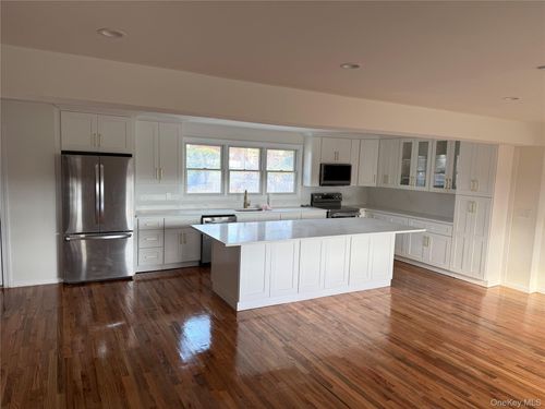 751 Centerwood St, West Babylon, NY, 11704-2126 | Card Image