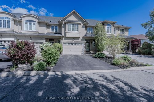 582 Stonehenge Dr, Ancaster, ON, L9K0B2 | Card Image