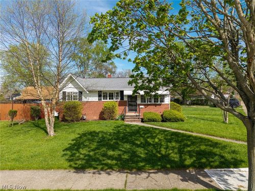 6115 Morrow Dr, Brook Park, OH, 44142-3043 | Card Image