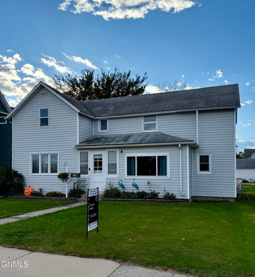105 N 8th St, Oakes, ND, 58474-1335 | Card Image