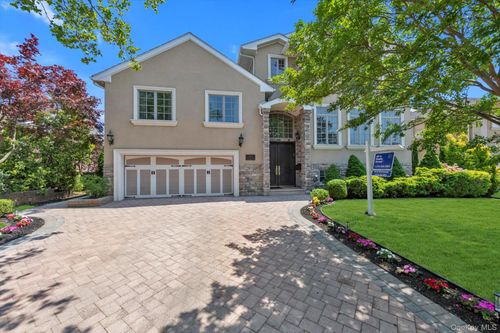 760 Hillcrest Pl, Valley Stream, NY, 11581-3128 | Card Image