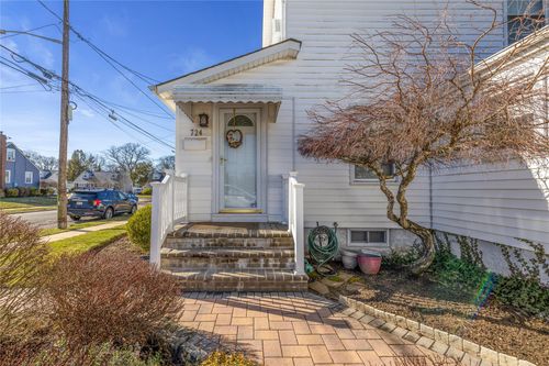 724 Thrush Ave, West Hempstead, NY, 11552-3814 | Card Image