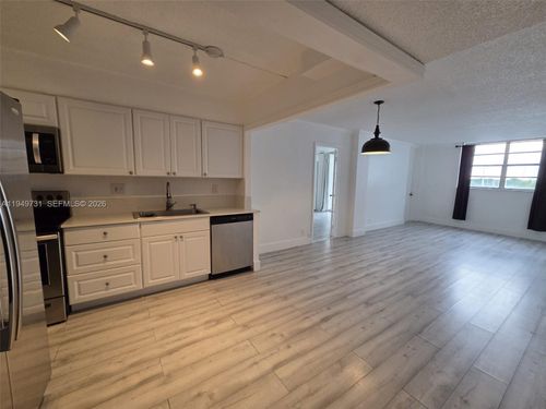 apt-405-2903 Ne 163rd St, North Miami Beach, FL, 33160-4412 | Card Image