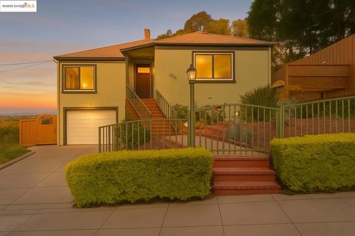 3025 Partridge Ave, Oakland, CA, 94605-3526 | Card Image