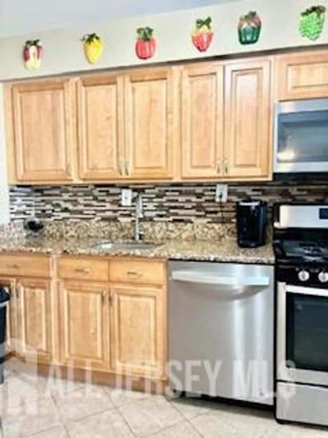 318 High St, Townhouse with 3 bedrooms, 2 bathrooms and null parking in Perth Amboy NJ | Image 13