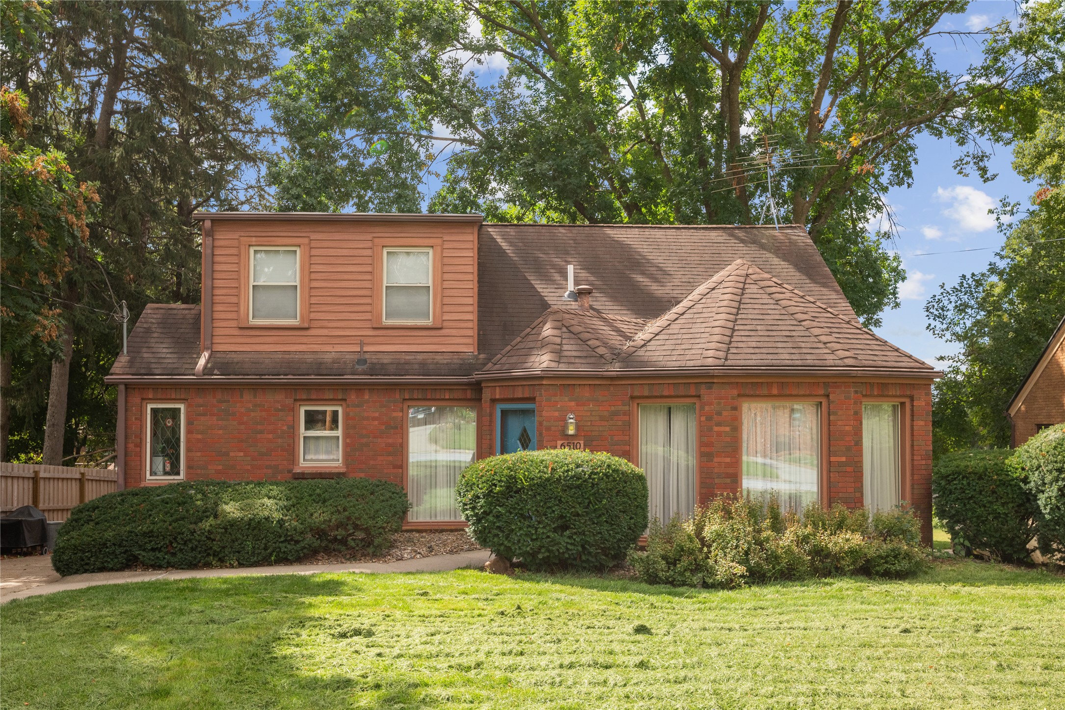 Elmcrest Dr, Windsor Heights, IA 50324