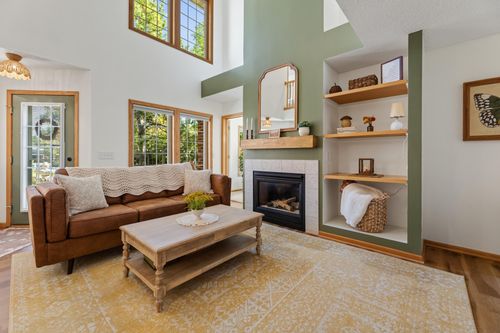 1812 Hunter Hill Rd, Hudson, WI, 54016-5821 | Card Image