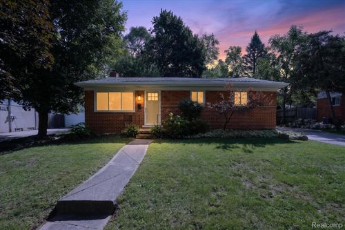 1149 Parallel St, Fenton, MI, 48430-2216 | Card Image