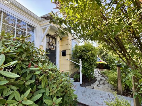 551 6th St, Springfield, OR, 97477-4625 | Card Image