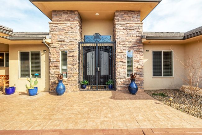 Entry with gate closed | Image 4