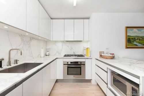 37k1-322 W 57th St, New York, NY, 10019-3723 | Card Image