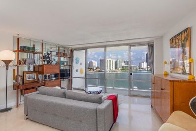 710 - 900 Bay Dr, Condo with 1 bedrooms, 1 bathrooms and null parking in Miami Beach FL | Image 2