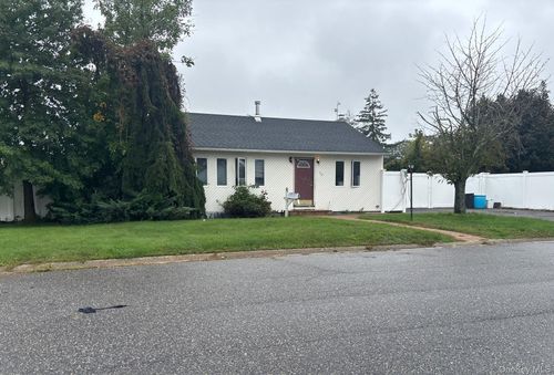 30 Jenkins Ave, North Babylon, NY, 11703-5010 | Card Image