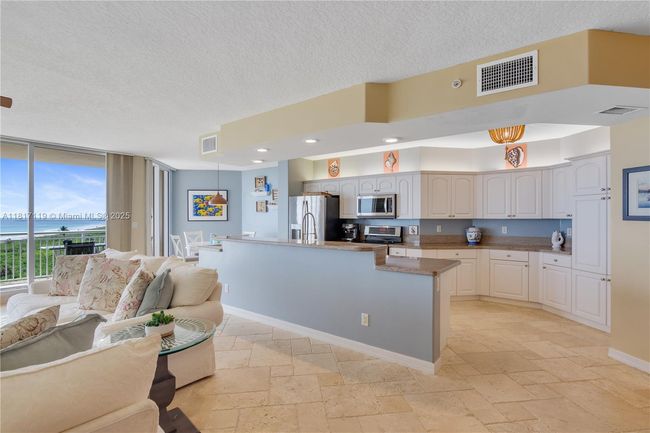 APT-7C - 3000 N Highway A1a, Condo with 3 bedrooms, 3 bathrooms and null parking in Hutchinson Island FL | Image 11