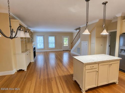 221 Pollock St, New Bern, NC, 28560-4942 | Card Image