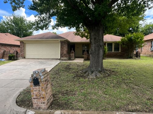 934 Robinwood Dr, Arlington, TX, 76017-5913 | Card Image