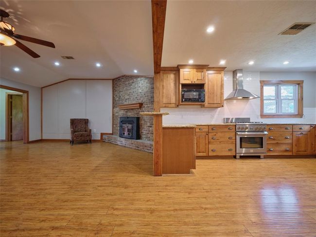 12021 Fm 1994 Rd, House other with 4 bedrooms, 3 bathrooms and 4 parking in Guy TX | Image 11