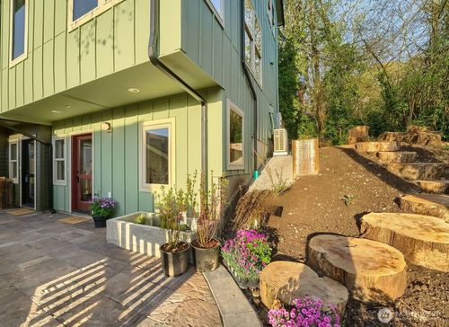 4586 22nd Ave Sw, Seattle, WA, 98106-1307 | Card Image