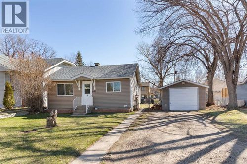 640 Centre St, Brooks, AB, T1R0M7 | Card Image