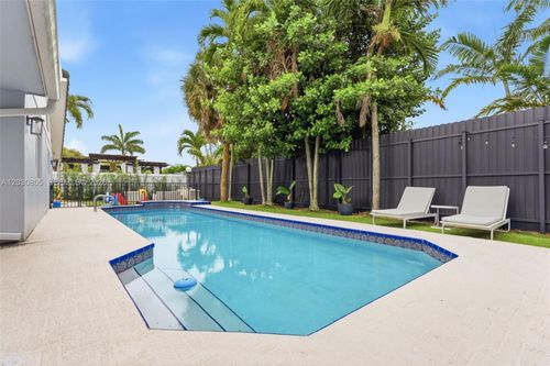 19040 S Saint Andrews Dr, Hialeah, FL, 33015-2330 | Card Image