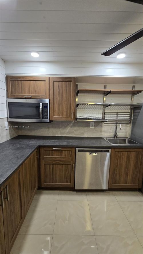 apt-218-1000 Parkview Dr, Hallandale Beach, FL, 33009-8901 | Card Image