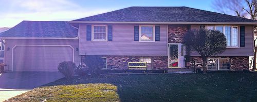 805 W Spring St, Eldridge, IA, 52748-1558 | Card Image