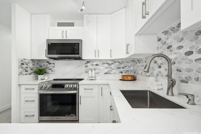 APT-1702 - 2575 Kuhio Ave, Condo with 2 bedrooms, 2 bathrooms and 1 parking in Honolulu HI | Image 14