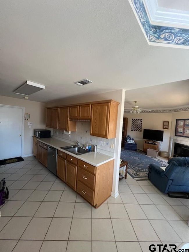 APT-2102 - 5401 Hollytree Dr, Condo with 3 bedrooms, 2 bathrooms and null parking in Tyler TX | Image 4