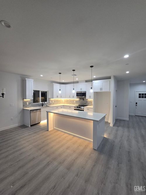 10401 N Loop Blvd, California City, CA, 93505-1588 | Card Image