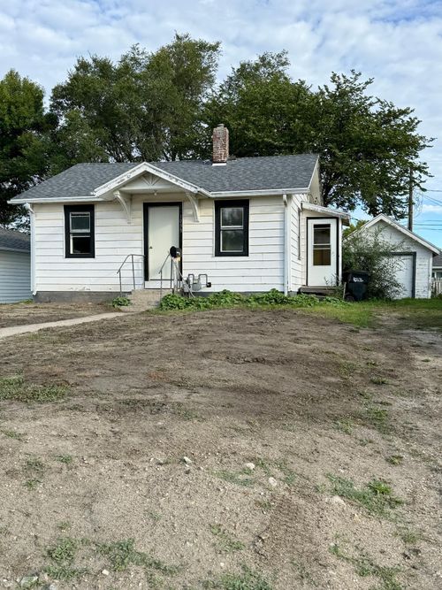 1033 2nd St Se, Valley City, ND, 58072-3511 | Card Image