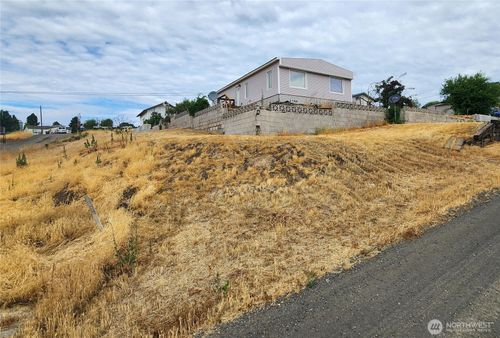 81 Tacoma Ave, Eltopia, WA, 99330-9609 | Card Image