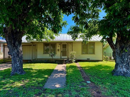 106 W Burbank St, Fredericksburg, TX, 78624 | Card Image