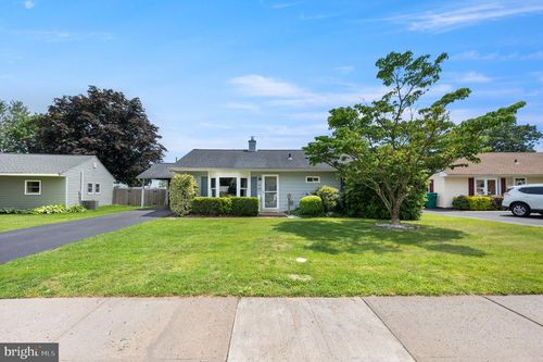 672 Austin Dr, FAIRLESS HILLS, PA, 19030-2109 | Card Image