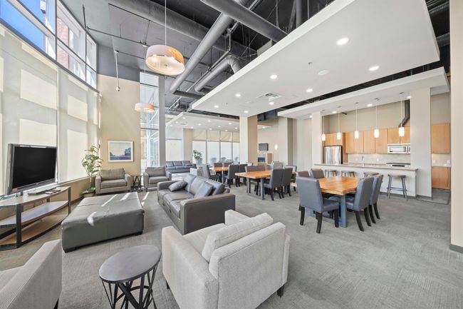 Building lobby with a high ceiling and recessed lighting | Image 24