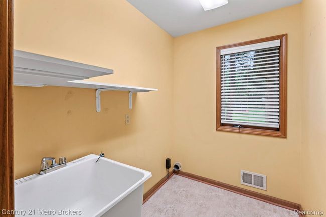 Utility room with tub | Image 15
