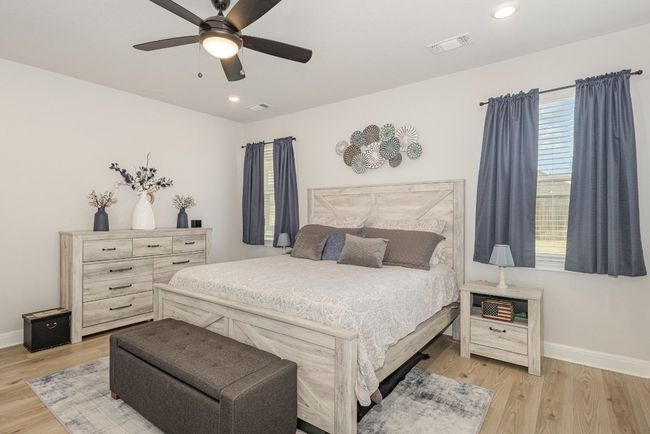 Large primary bedroom | Image 14