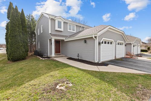 2423 Willowood Dr, Waukesha, WI, 53188-1587 | Card Image