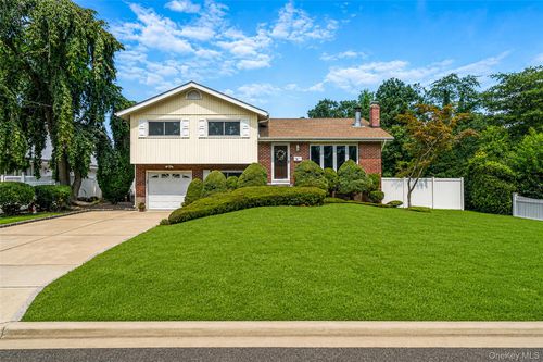 41 Orchard St, Oyster Bay, NY, 11771-2203 | Card Image