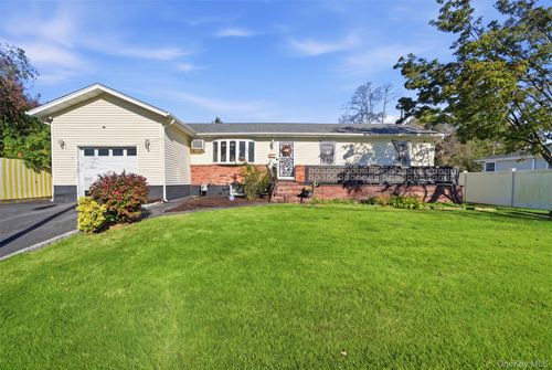 10 Francisco Ave, Central Islip, NY, 11722-2412 | Card Image
