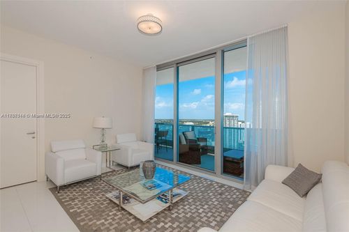 5109-200 Biscayne Boulevard Way, Miami, FL, 33131-2166 | Card Image