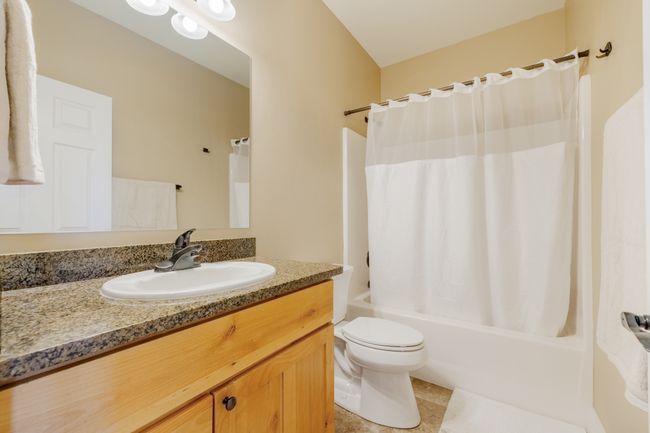 Upstairs Bathroom | Image 18