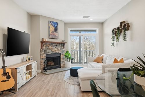 55-55 Bradford Commons Ln, Braintree, MA, 02184-8256 | Card Image