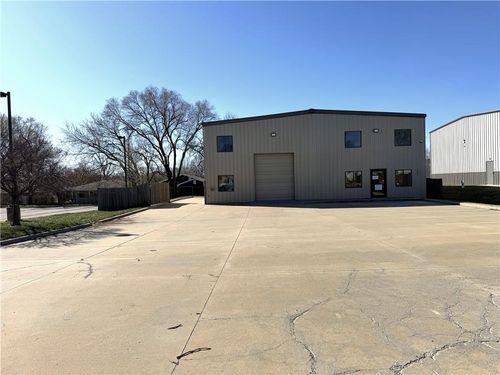 1221 E 25th St, Lawrence, KS, 66046-5037 | Card Image