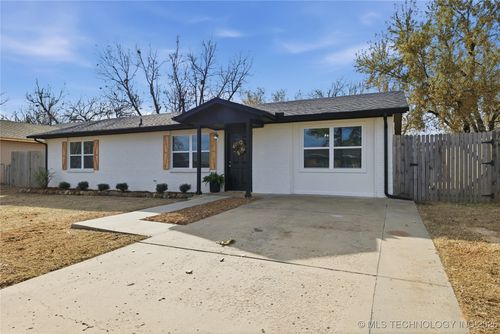 704 E E Ave, Jenks, OK, 74037-3328 | Card Image