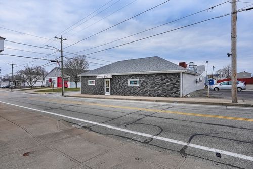 77 Main Rd, Tiverton, RI, 02878-1122 | Card Image