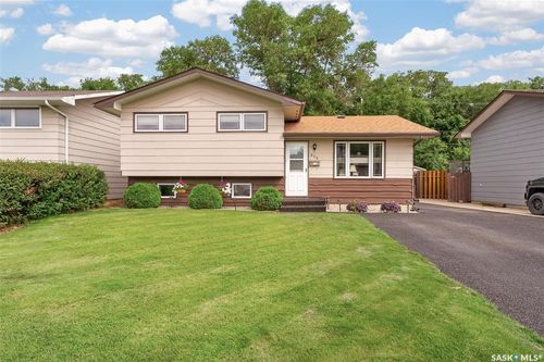 919 Holdsworth Cres, Moose Jaw, SK, S6H6T8 | Card Image