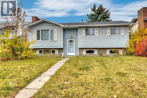 3427 56 St Ne, Calgary, AB, T1Y3N8 | Card Image