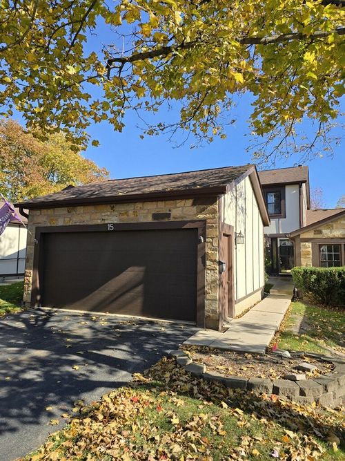 15 White Oak Cir, St. Charles, IL, 60174-4164 | Card Image