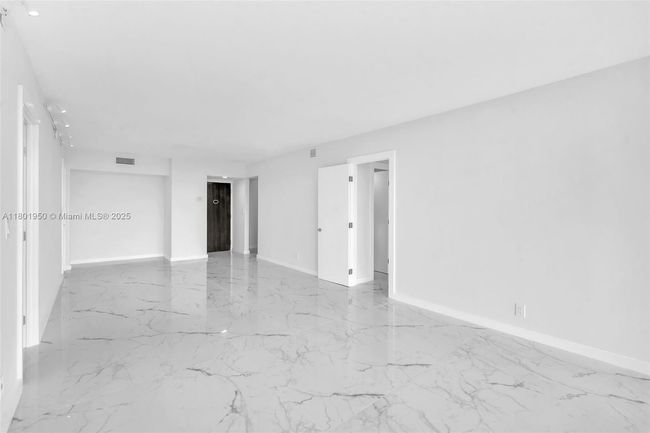 APT-1108 - 20335 W Country Club Dr, Condo with 2 bedrooms, 2 bathrooms and null parking in Aventura FL | Image 5