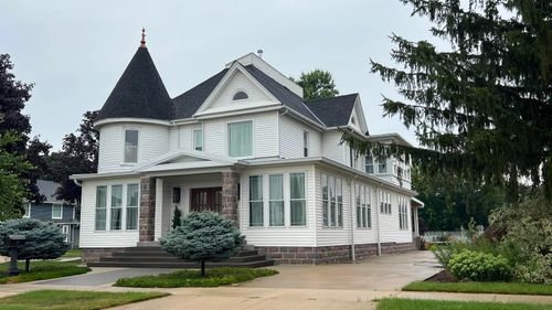 15 W Hale St, New Hampton, IA, 50659-1339 | Card Image